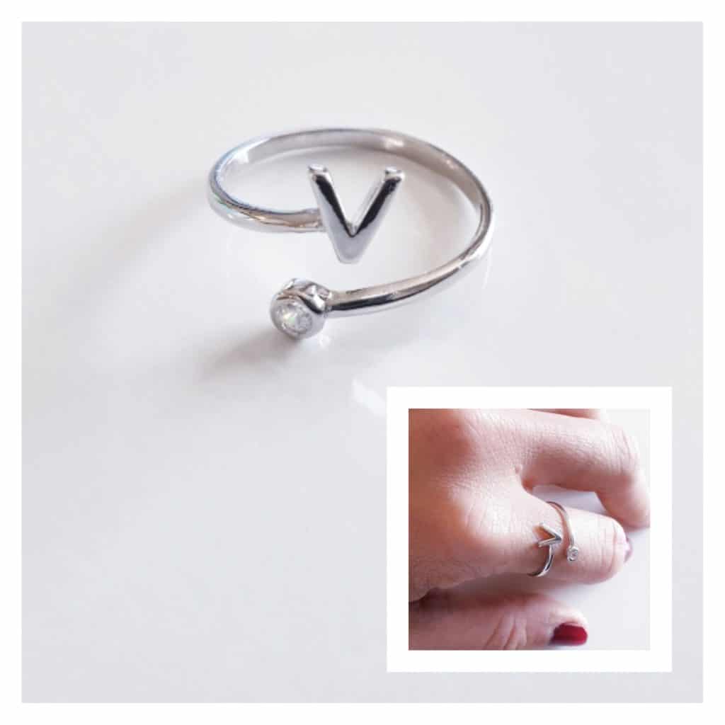Anillo inicial v de plata de ley