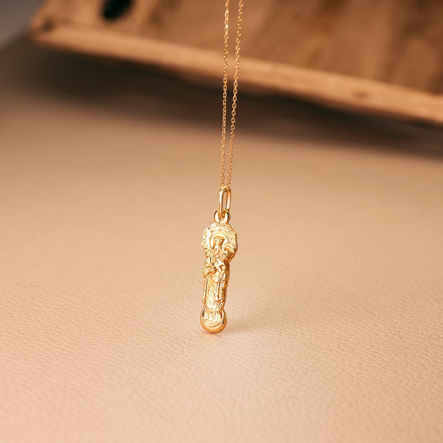 18K MEDALLA SILUETA ORO AMARILLO VIRGEN DE LA ALMUDENA 28X9 MM