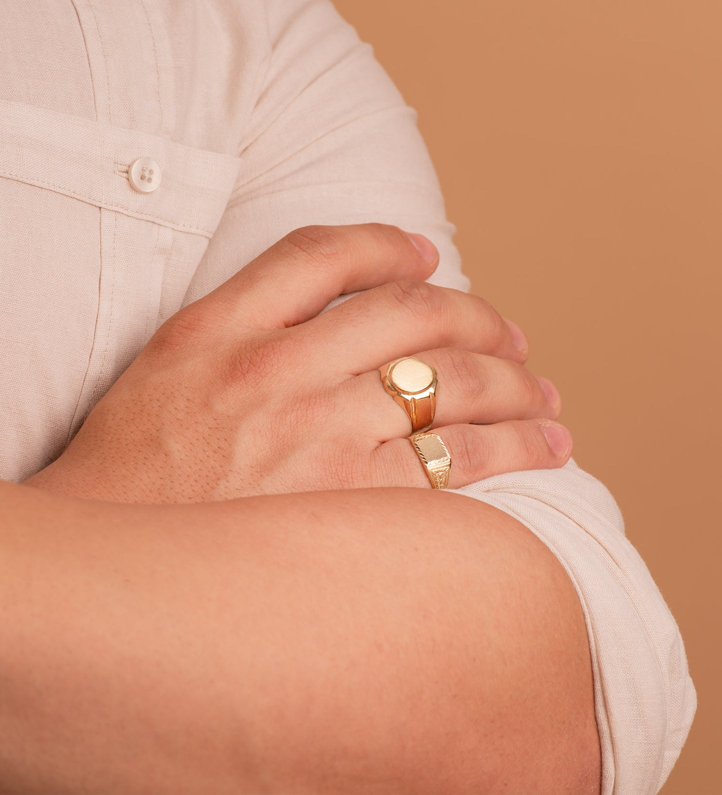 18K SELLO ORO AMARILLO MACIZO TALLADO ZONA GRABADO 7.5 X 6 MM