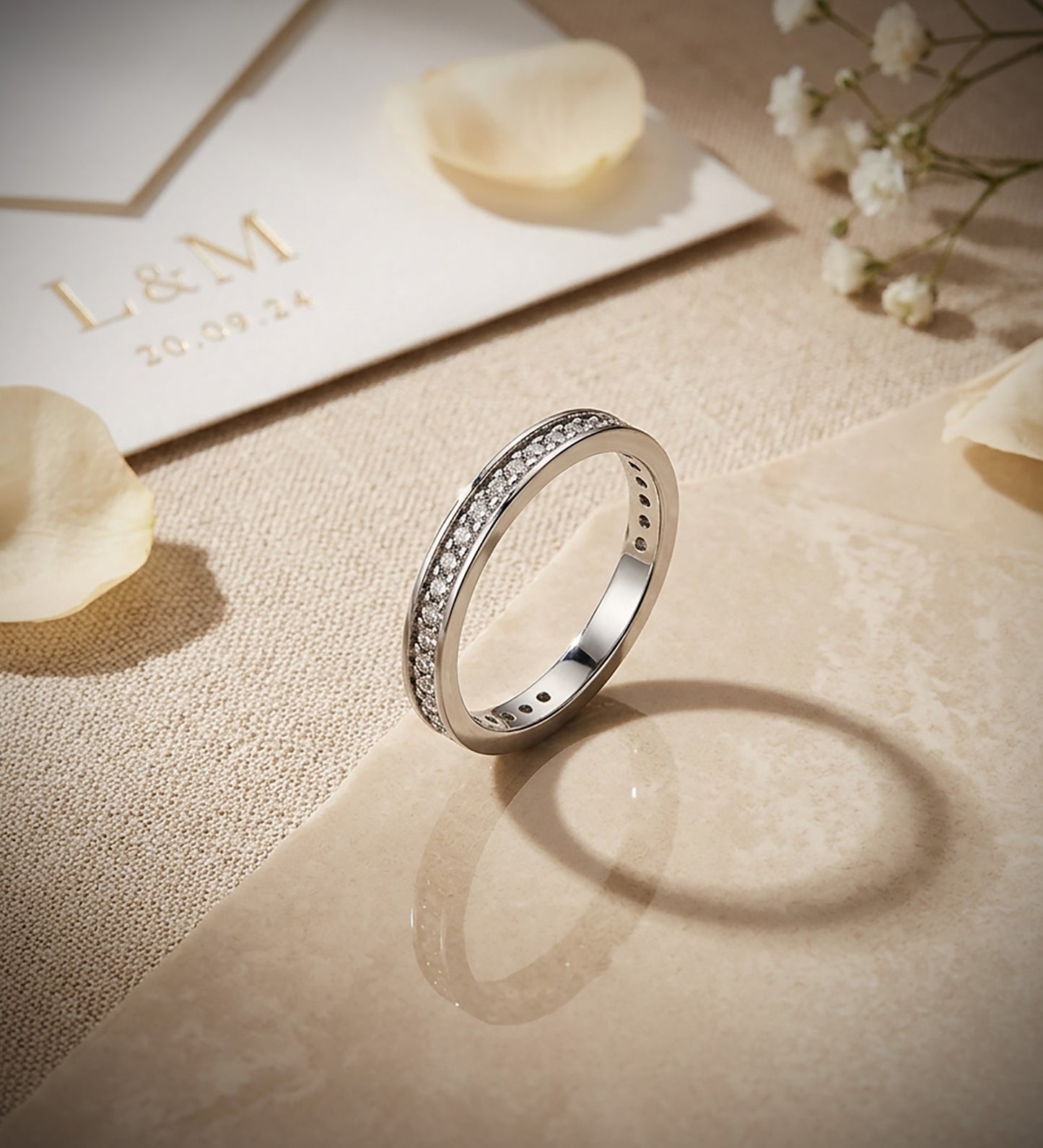 Media Alianza O Anillo con Circonita Clavada Ancho: 2,5 mm de oro blanco 18K