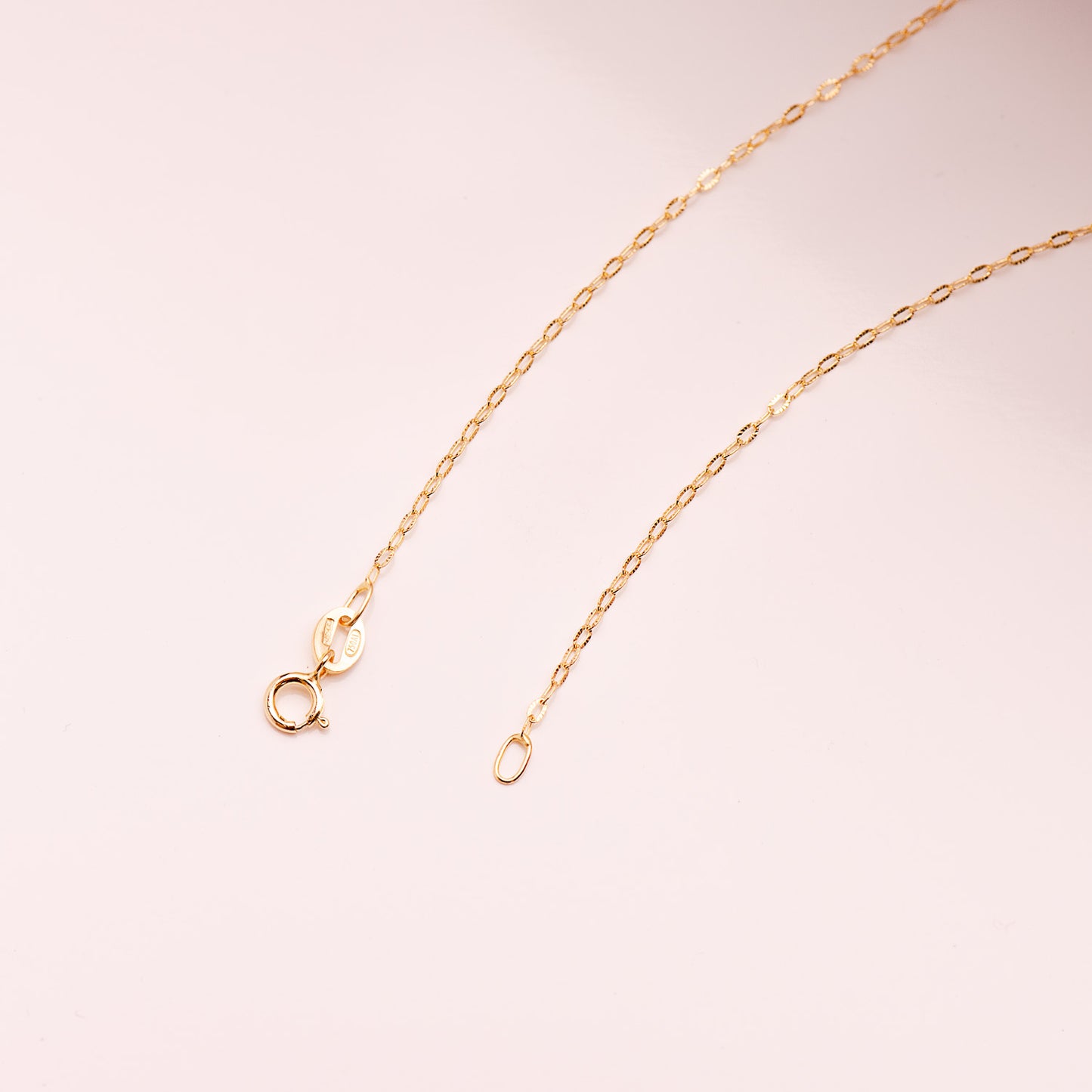 18K CADENA ORO AMARILLO ESLABONES OVALES TALLADOS. ANCHO: 1MM LARGO: 45CM