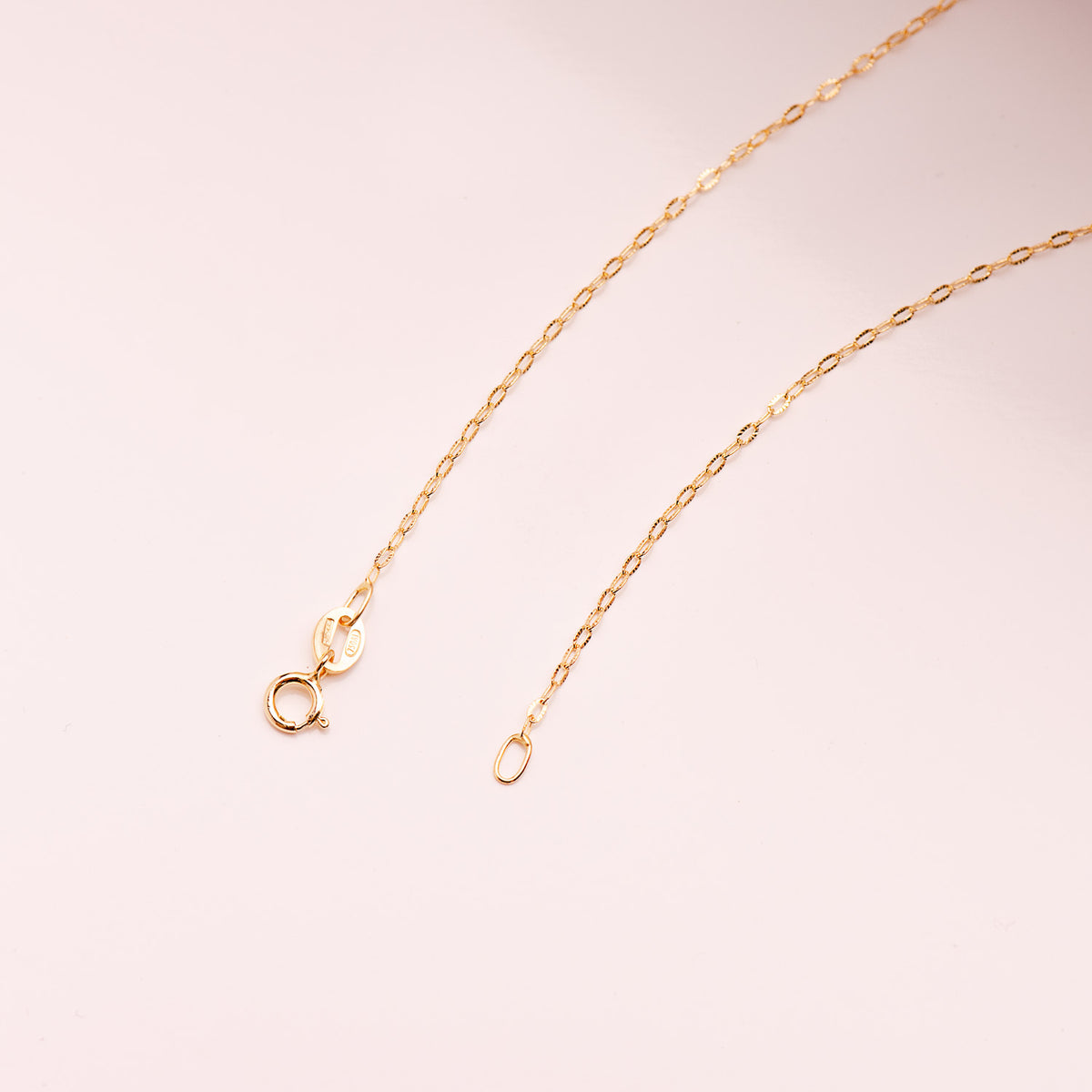 Cadena Eslabones Ovales Tallados. Ancho: 1 mm Largo: 45 cm de oro amarillo 18K