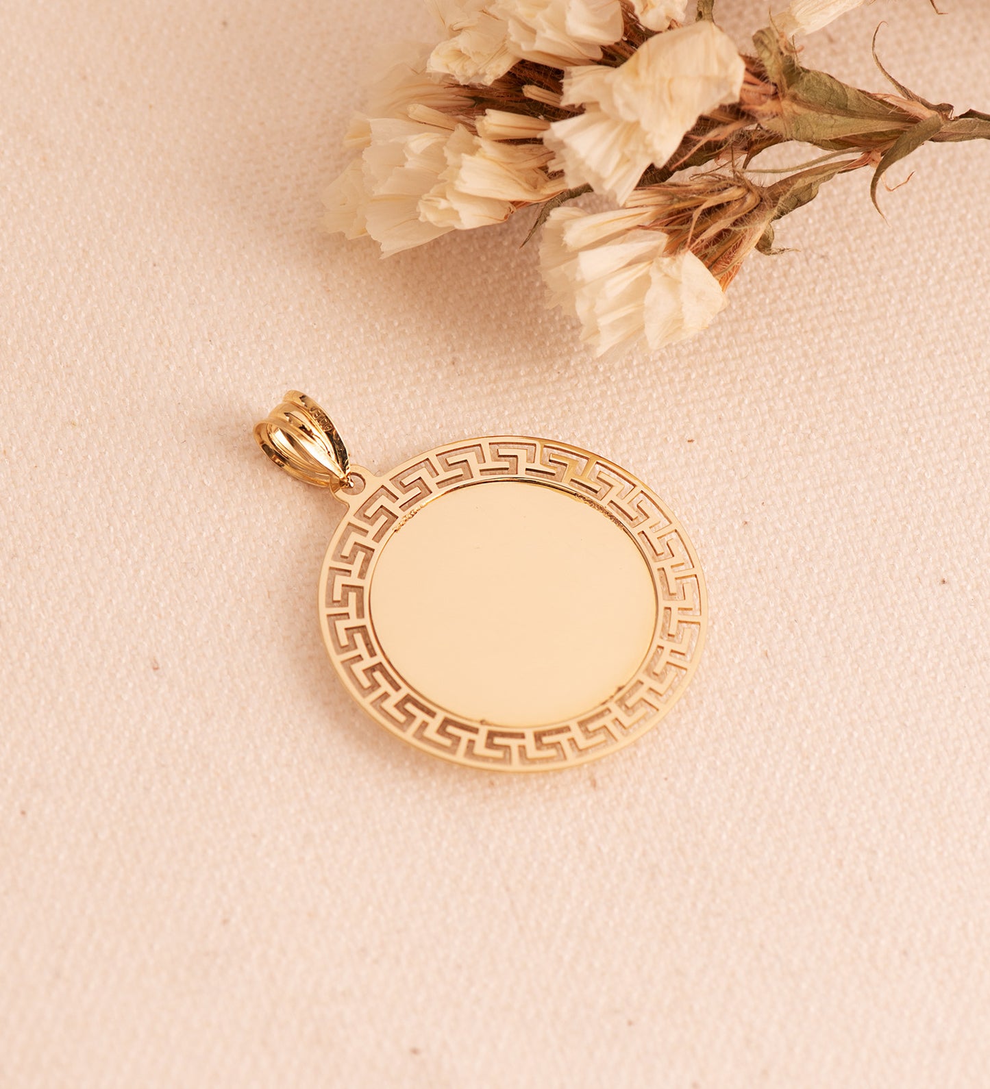 Medalla Medusa con Borde Calada y Greca Matizada 27 mm de oro amarillo 18K