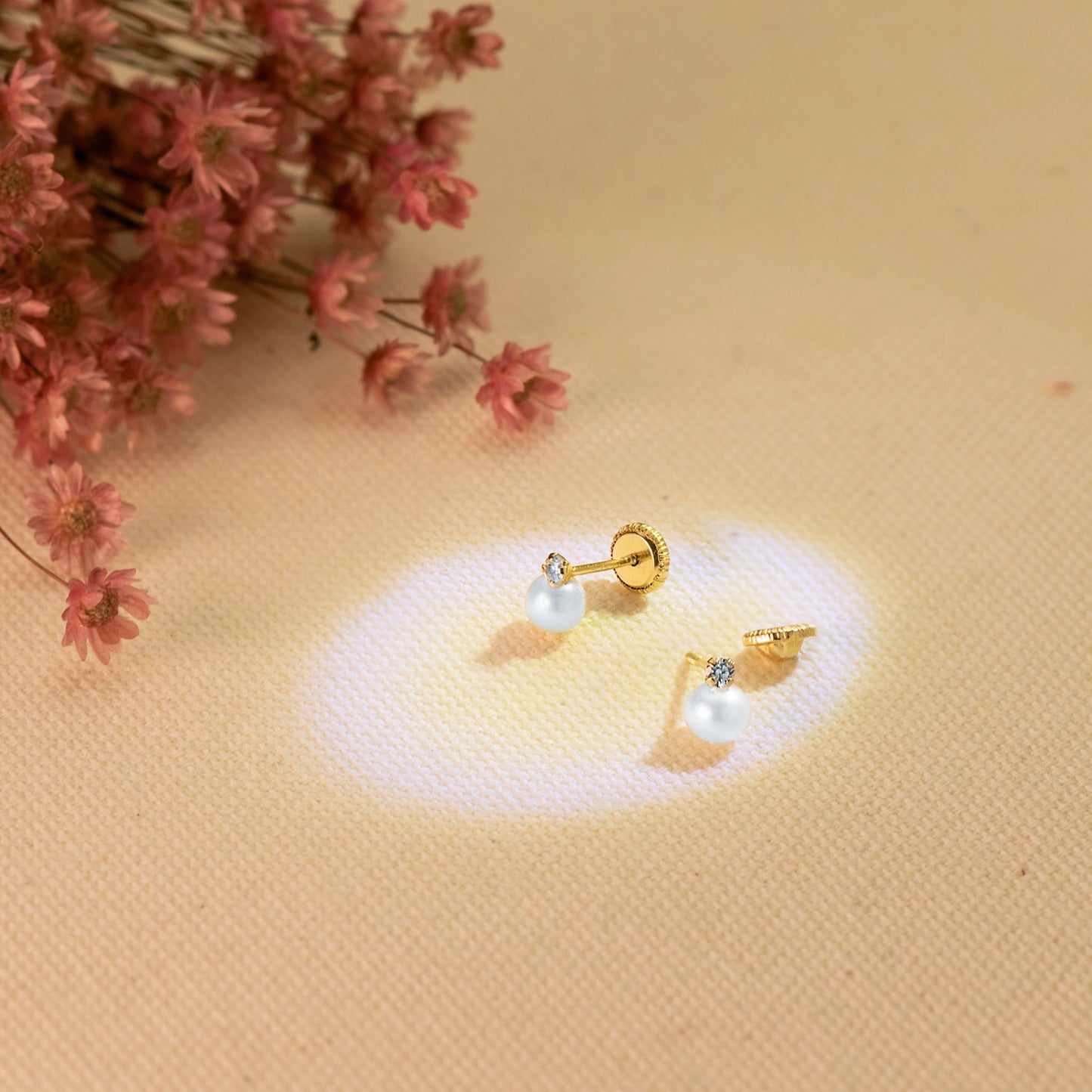 18K PENDIENTES ORO AMARILLO PERLAS Y CIRCONITA EN GARRAS 6 X 3.5 MM. CIERRE TUERCA