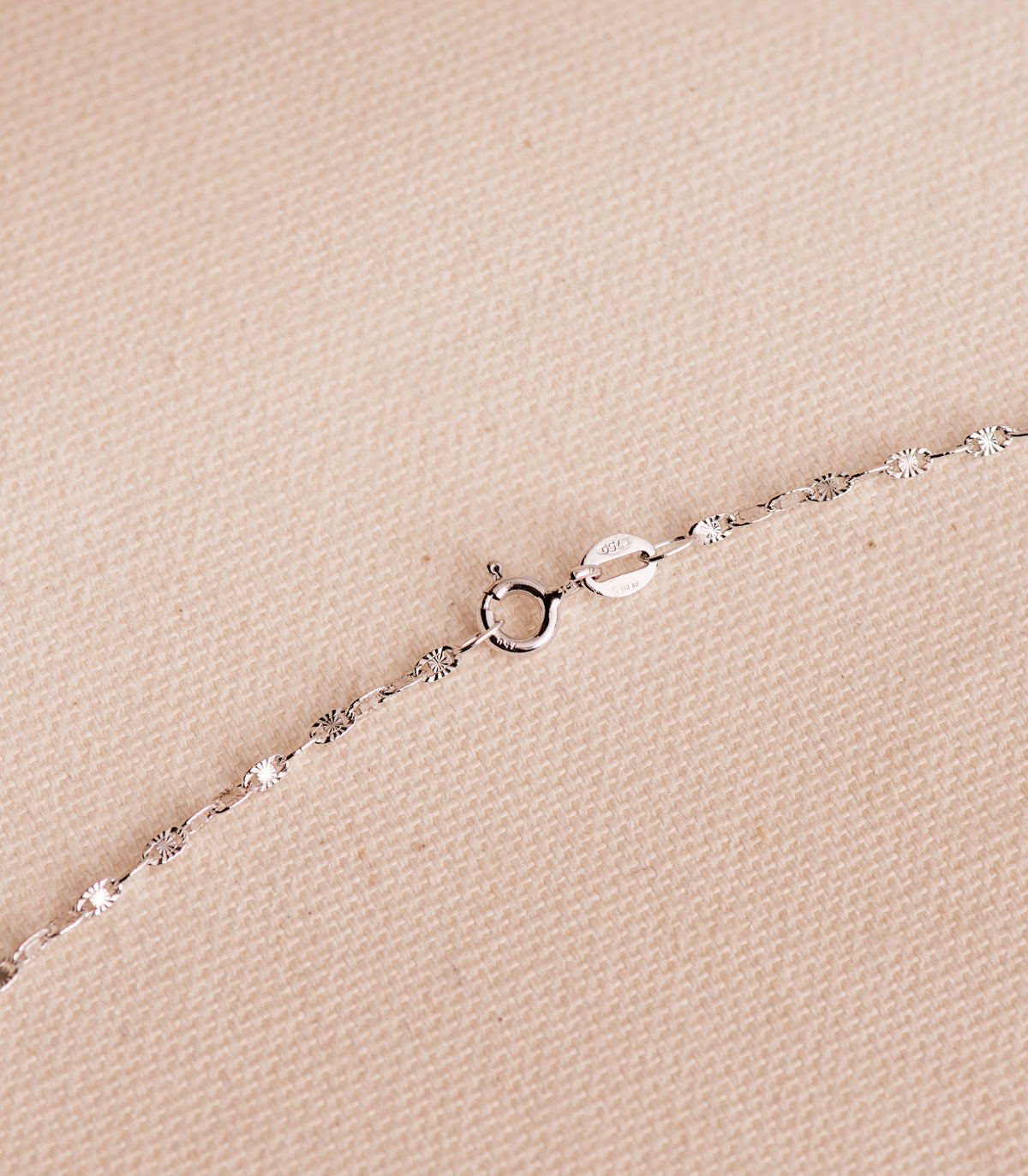 18K CADENA ORO BLANCO FORZADA MACIZA TALLADA. ANCHO: 1,8 MM. LARGO: 50 CM