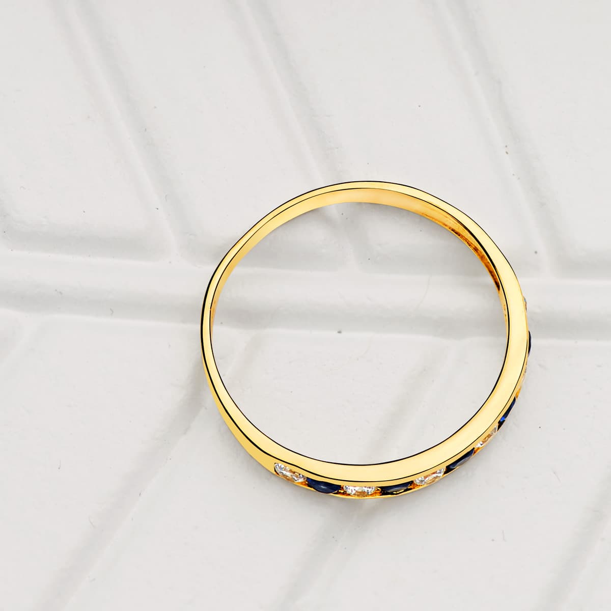 Sortija Circonita Verdes. Ancho Cuerpo 2,5 mm de oro amarillo 18K