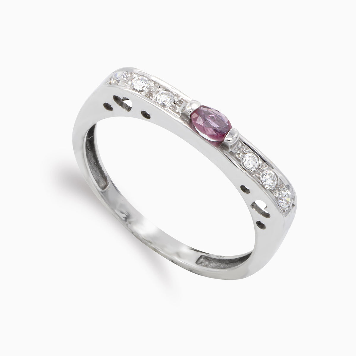 Sortija Rubí 4,5 x 3 mm y Circonita. Ancho: 3 mm de oro blanco 18K