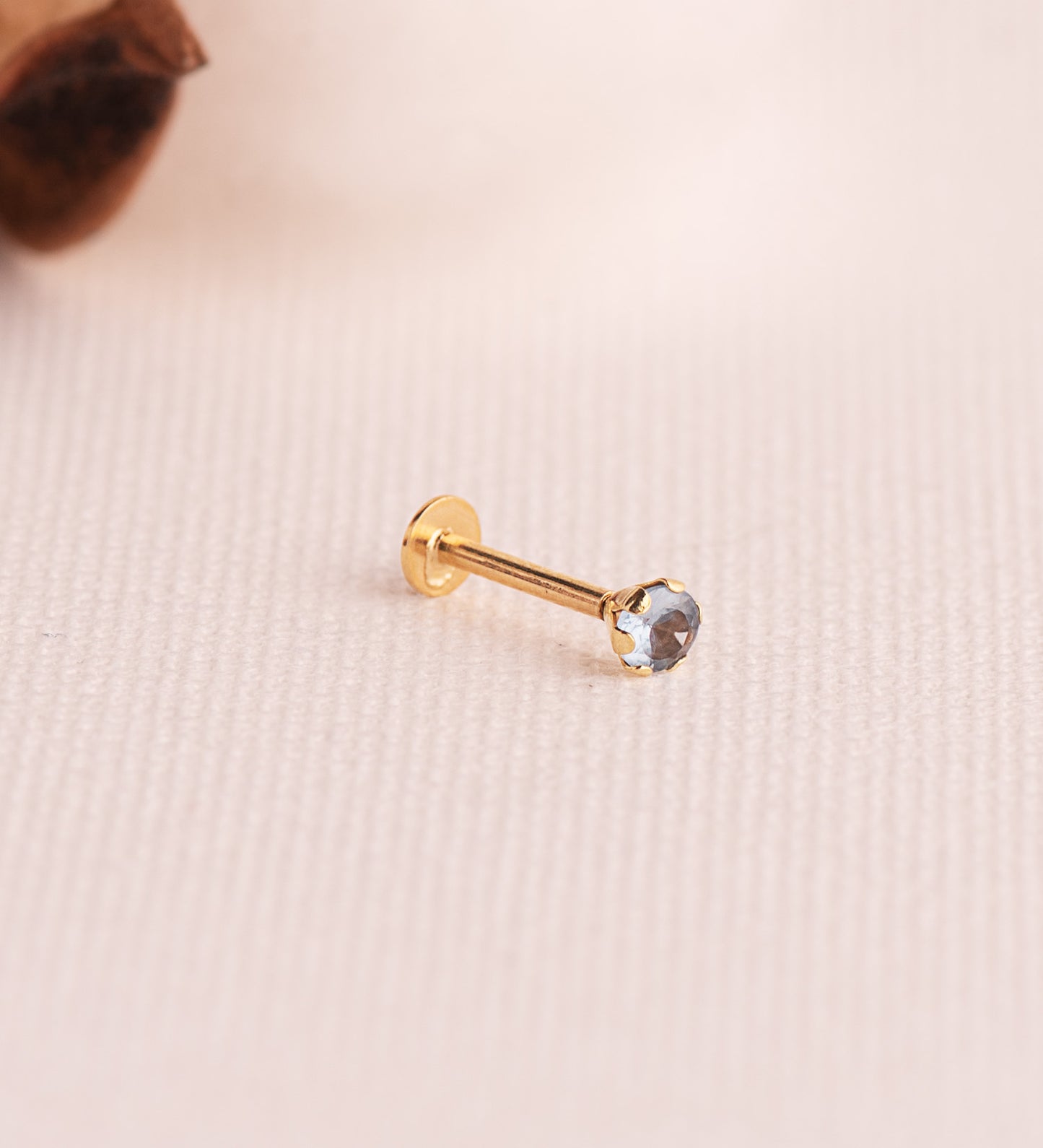 18K PIERCING DE OREJA ORO AMARILLO CIRCONITA AGUAMARINA CON GARRAS 3,5 MM. GRUESO BARRA 1MM. CIERRE TUERCA