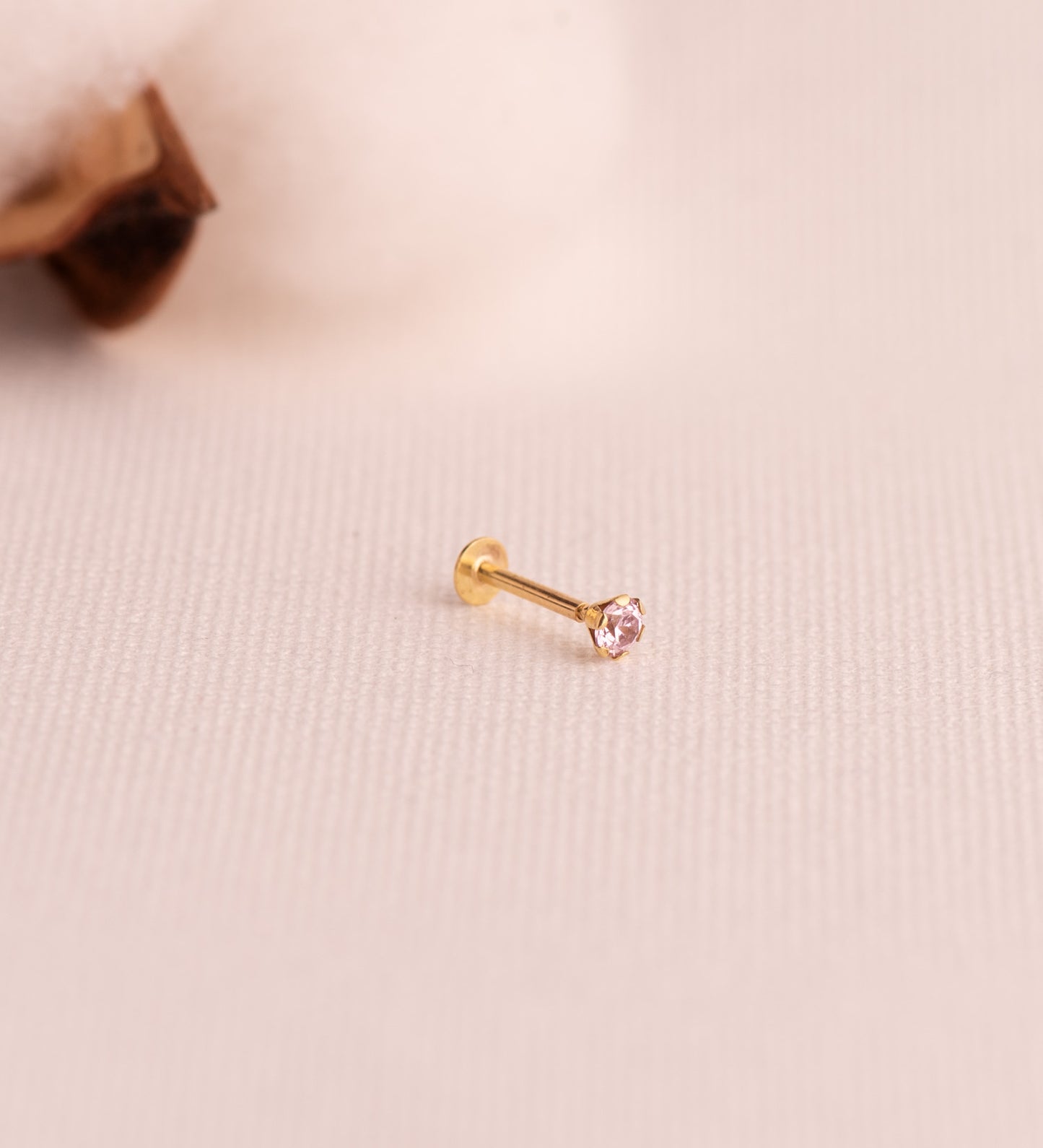 18K PIERCING DE OREJA ORO AMARILLO CIRCONITA ROSA CON GARRAS 3,5 MM. GRUESO BARRA 1MM. CIERRE TUERCA