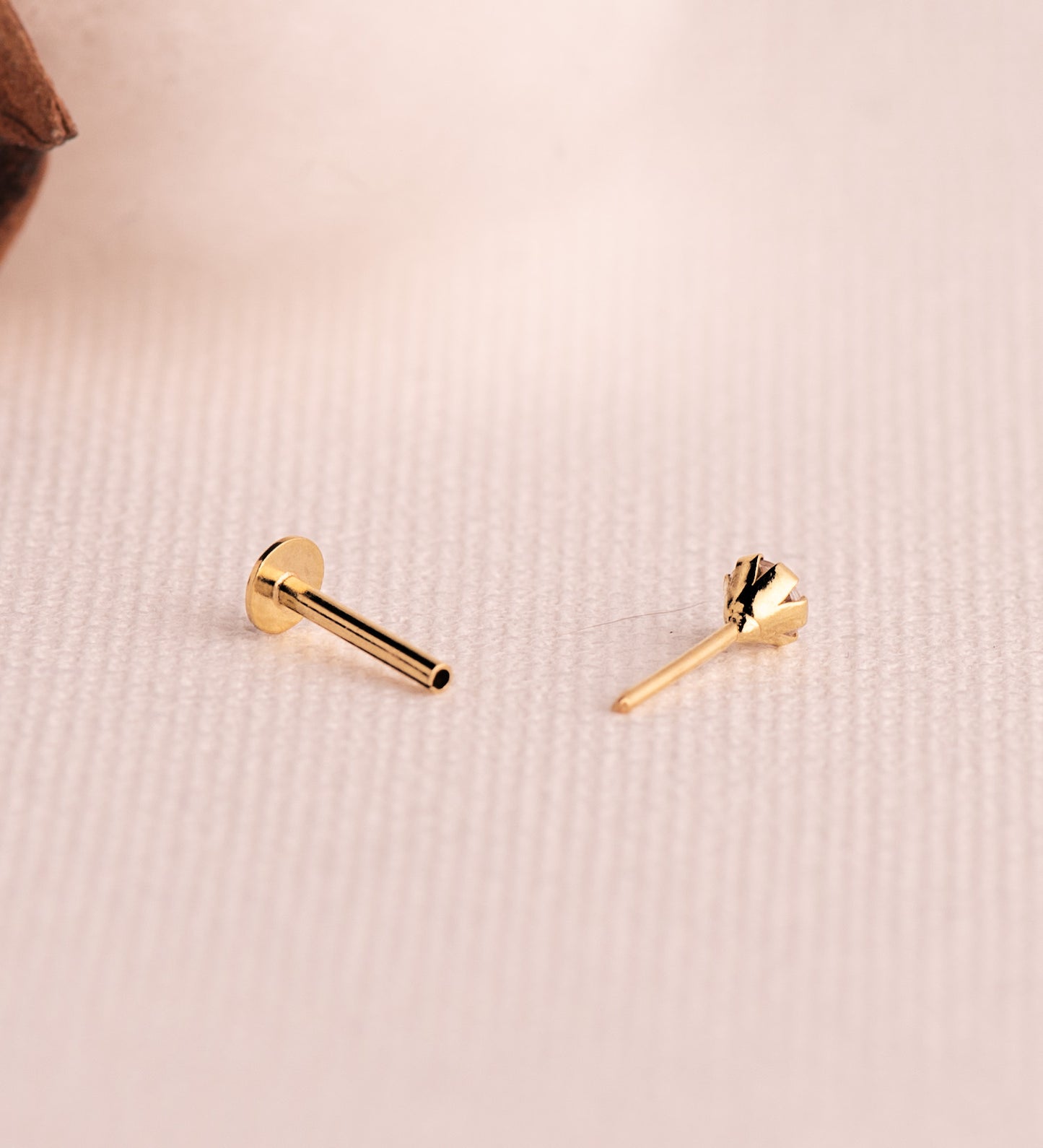 18K PIERCING DE OREJA ORO AMARILLO CIRCONITA CON GARRAS 3,5 MM. GRUESO BARRA 1MM. CIERRE TUERCA