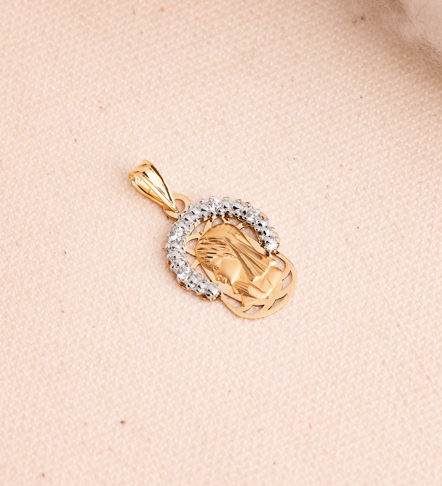 18K COLGANTE ORO BICOLOR VIRGEN NIÑA CORONA CON CIRCONITAS. MEDIDA: 20 X 14 MM