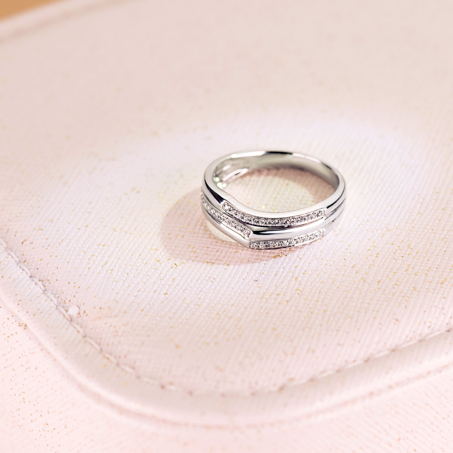 18K SORTIJA ORO BLANCO 38 DIAMANTES TALLA BRILLANTE 0.130 QTS. ANCHO: 7MM