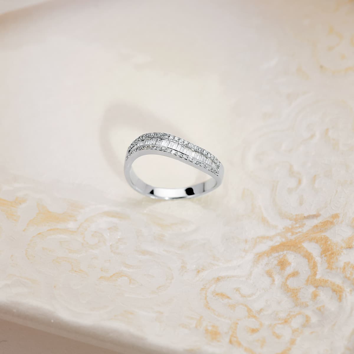 18K SORTIJA ORO BLANCO DIAMANTES TALLA BRILLANTE 0.180 QTS. -0.300 QTS. ANCHO: 4MM