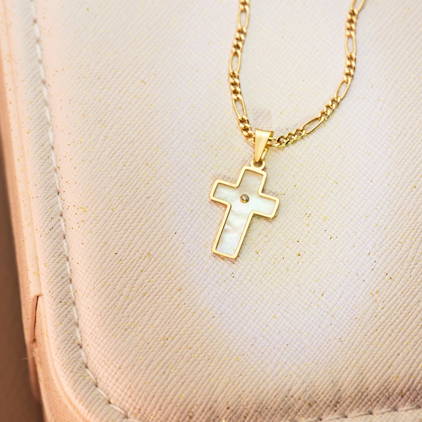 18K CRUZ ORO AMARILLO CON NACAR 18X12 MM