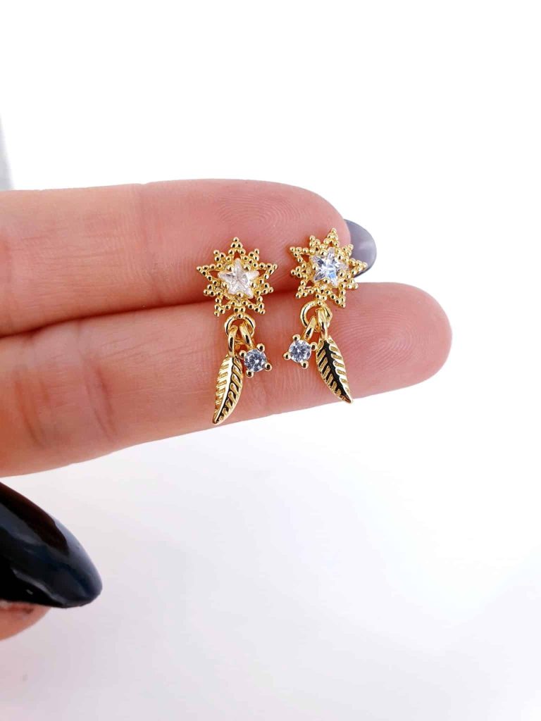 Pendientes estrella y hoja oro de 14 quilates