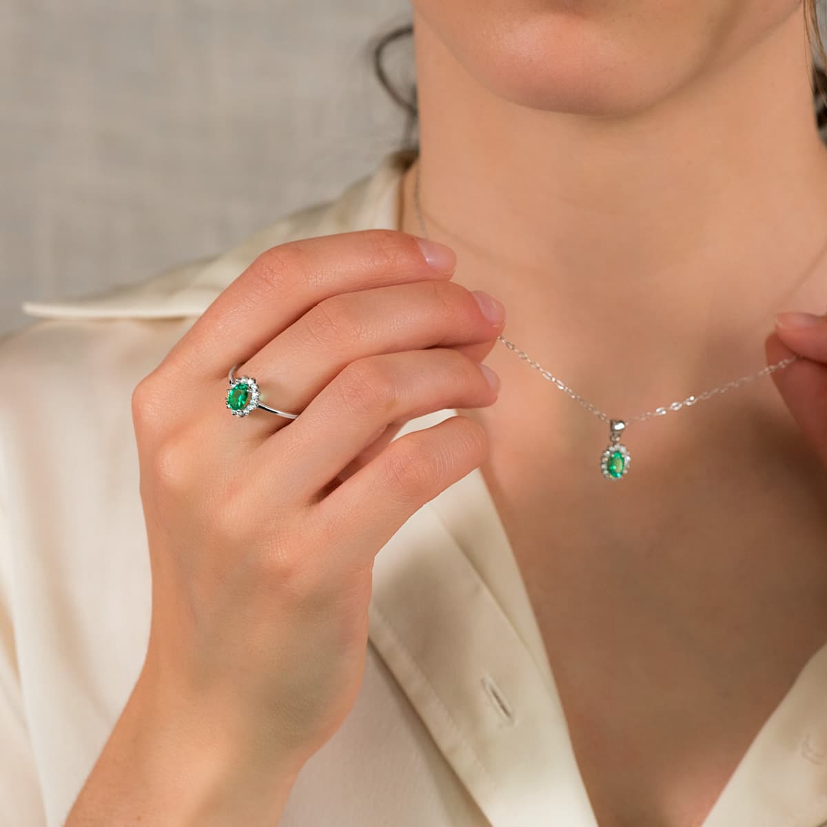 18K SORTIJA ORO BLANCO ESMERALDA 7X5 MM 0,75 QTS. DIAMANTES 0,290 QTS. SI-H 11,5X9,5 MM