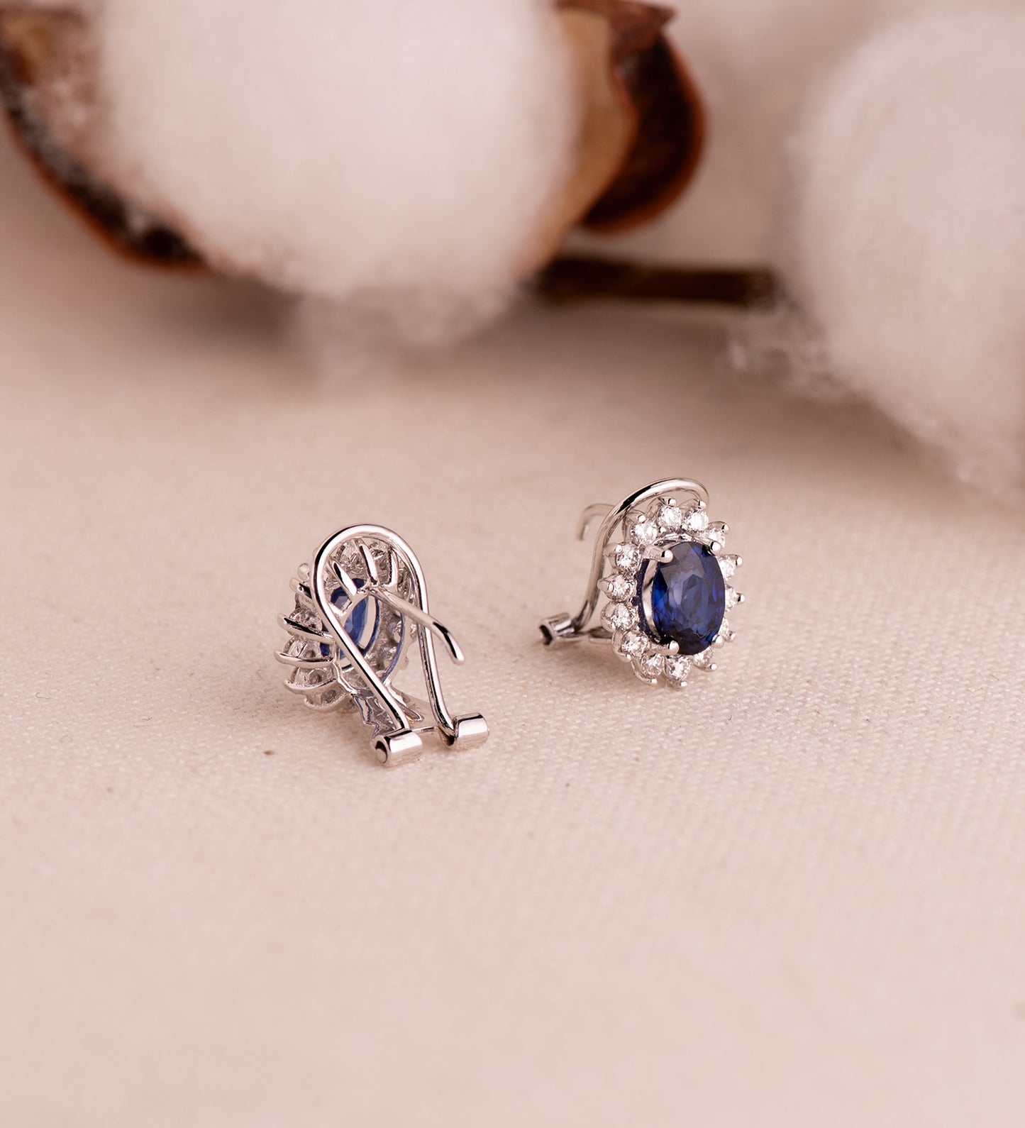 18K PENDIENTES ORO BLANCO DIAMANTES DE LABORATORIO Y ZAFIRO DIFUSION 7X5 MM 1,96 QTS 0,580 QTS VS2-G. CIERRE OMEGA 11,5X9,5 MM