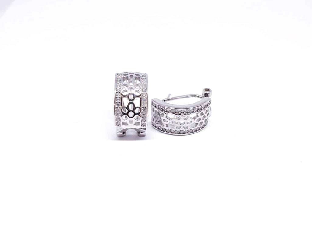 Pendiente omega flor calada de plata de ley