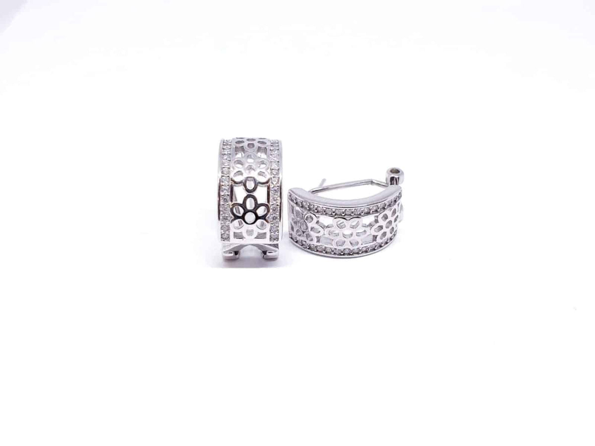 Pendiente omega flor calada de plata de ley - vista adicional
