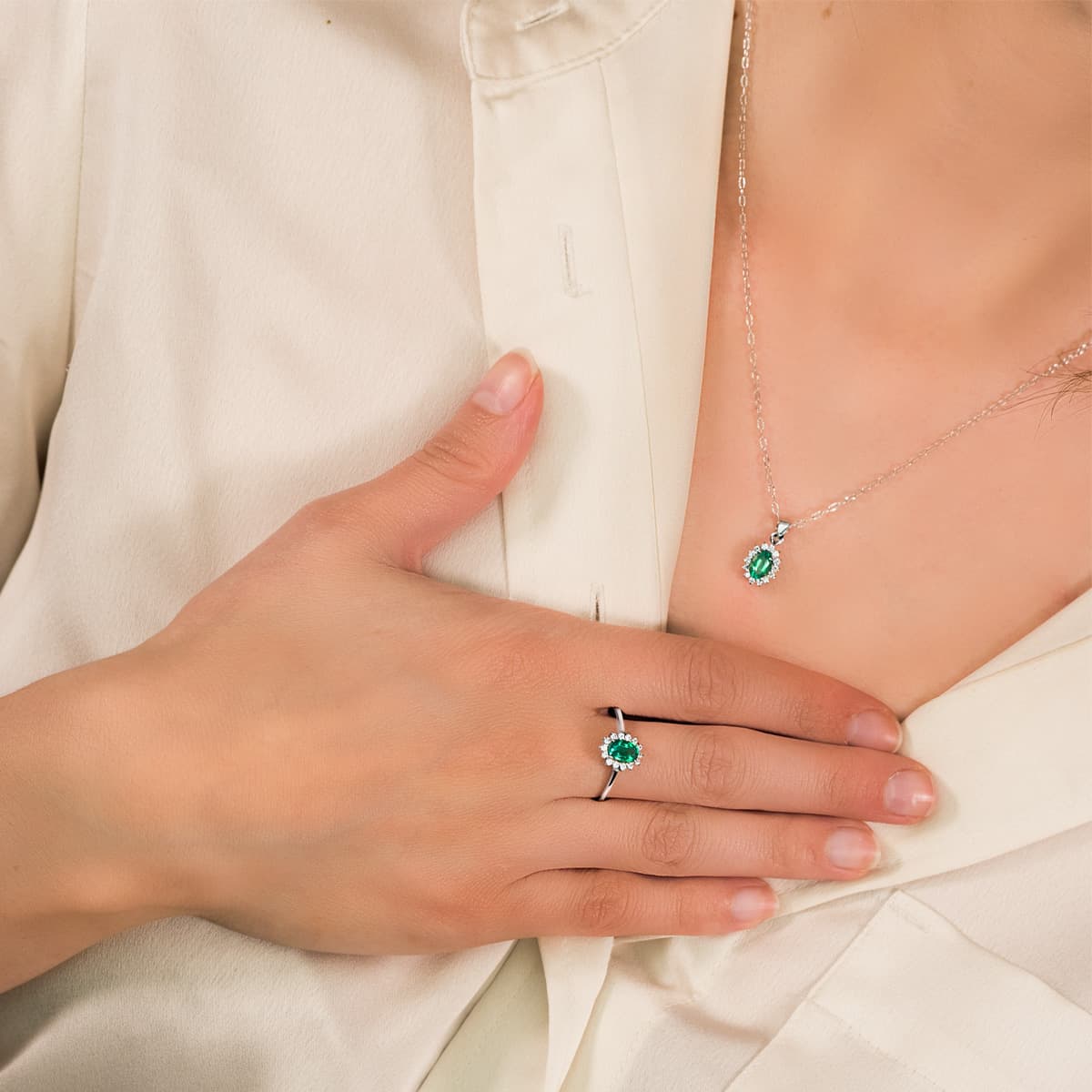 18K COLGANTE ORO BLANCO ESMERALDA 6X4 MM 0,39 QT. 14 DIAMANTES LABORATORIO 0,14 QTS. VS2-G. 9,5X8 MM