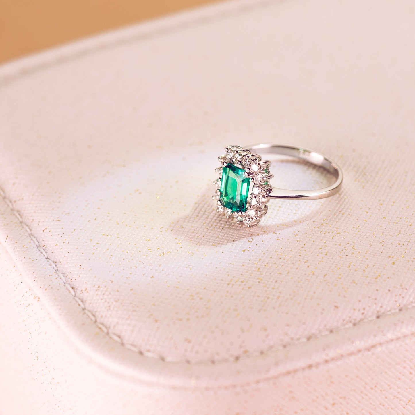 18K SORTIJA ORO BLANCO ESMERALDA 8X6 MM 1,50QT DIAMANTES VS2-G 0,56QT 13X11 MM