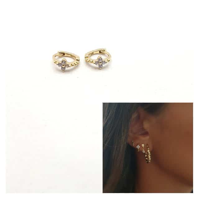 Pendiente mini arito flor oro de 14 quilates