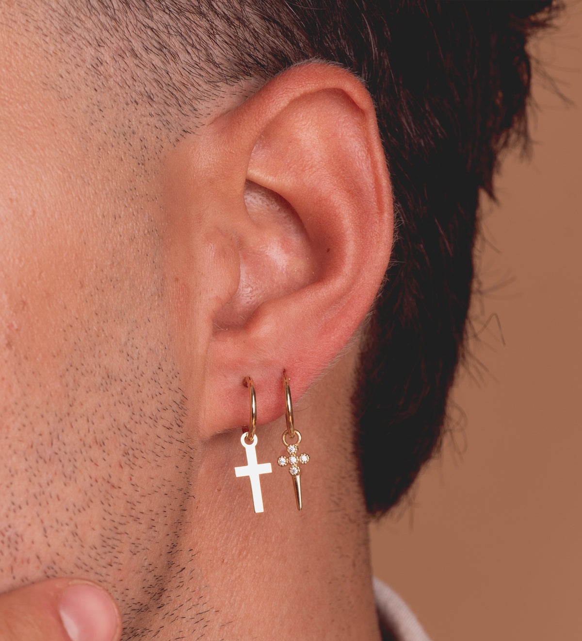Aros Tubo Redondo 11 x 1,20 mm y Colgante Cruz con Puñal de oro amarillo 18K