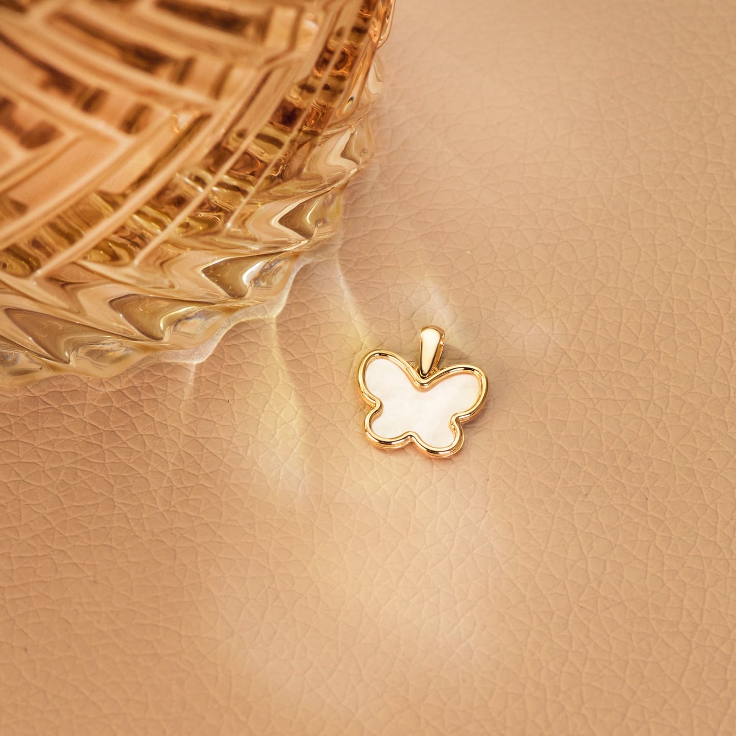 18K COLGANTE ORO AMARILLO MARIPOSA NACAR 14X11 MM