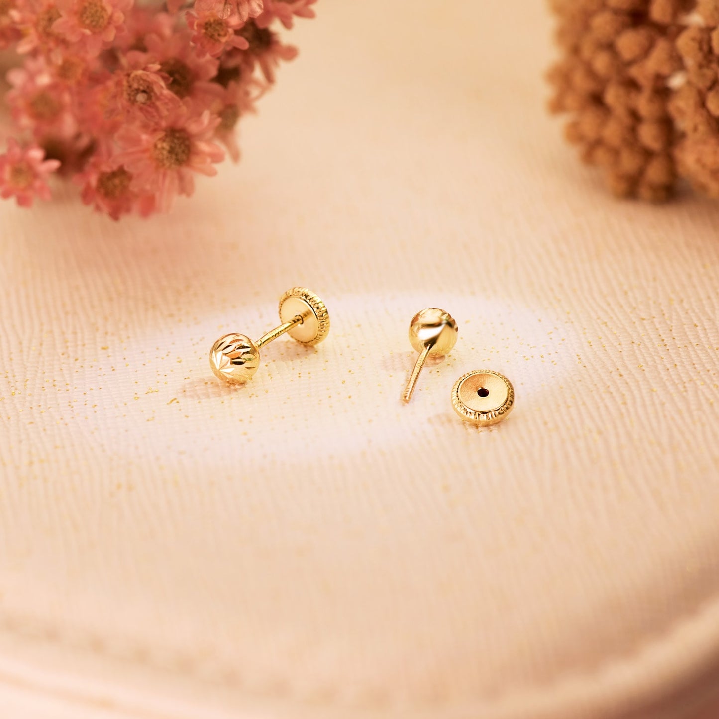 18K PENDIENTES ORO AMARILLO BOLA TALLADA 4 MM TUERCA