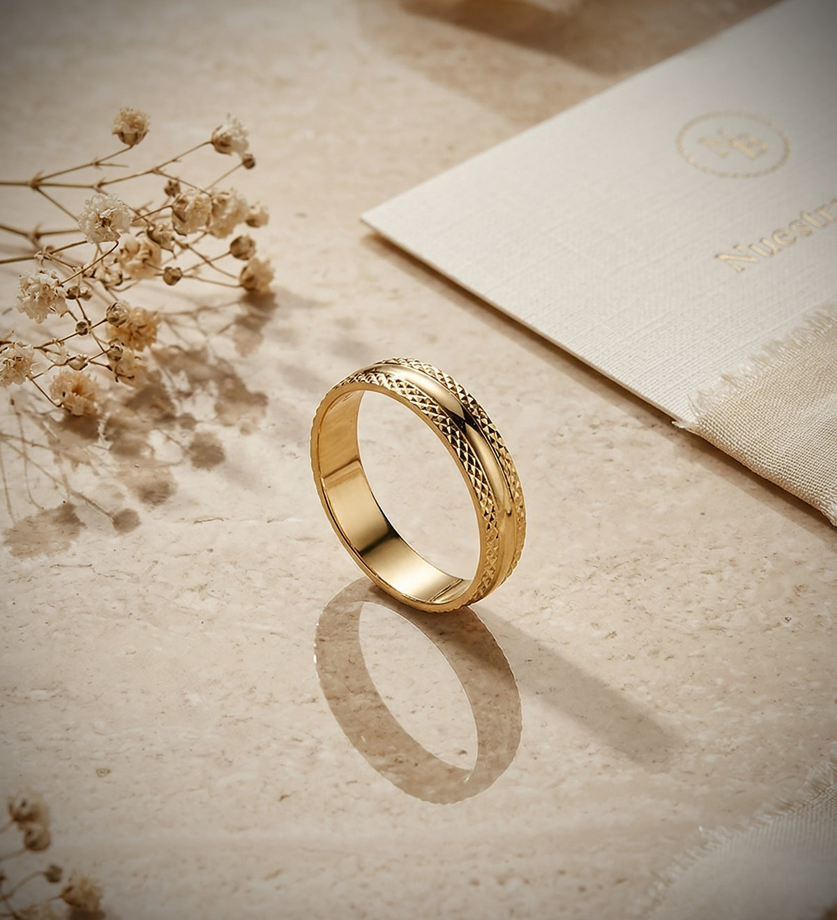 Alianza Brillo y Bordes Tallados. Ancho 4 mm de oro amarillo 18K