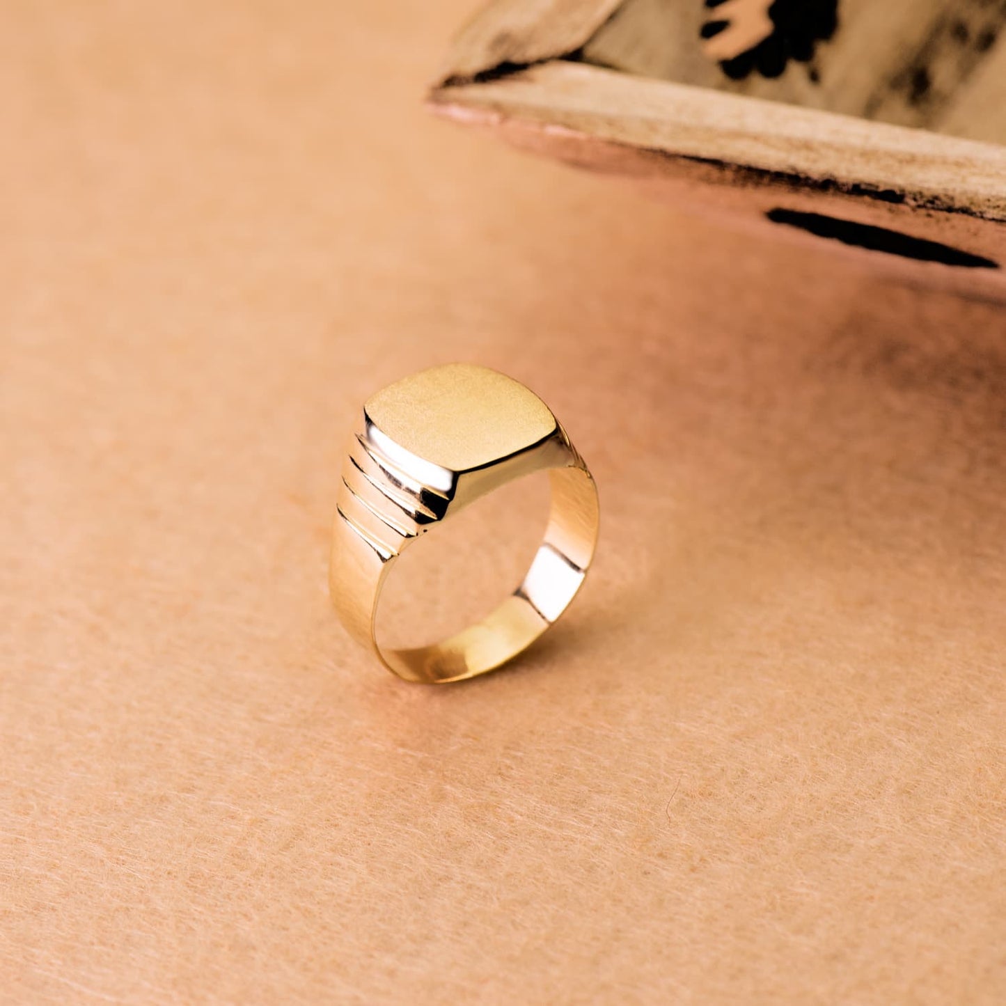 9K SELLO ORO AMARILLO HUECO CABALLERO TONEL. ZONA GRABADO: 14X12 MM