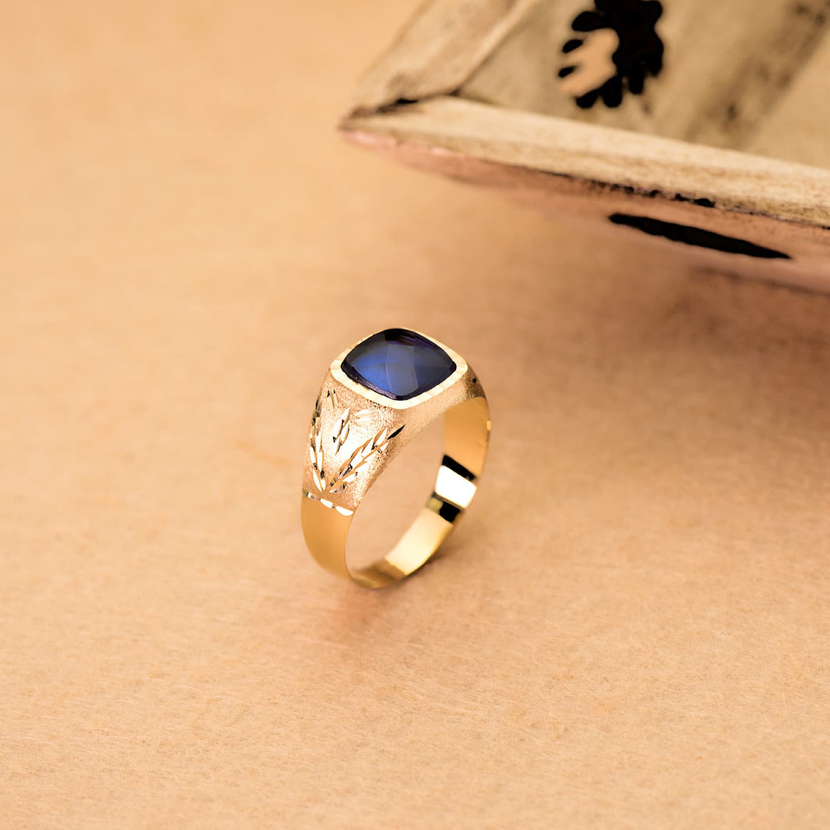 Sello con Piedra Zafiro Spinel 9 x 9 mm Lateral Tallado de oro amarillo 18K
