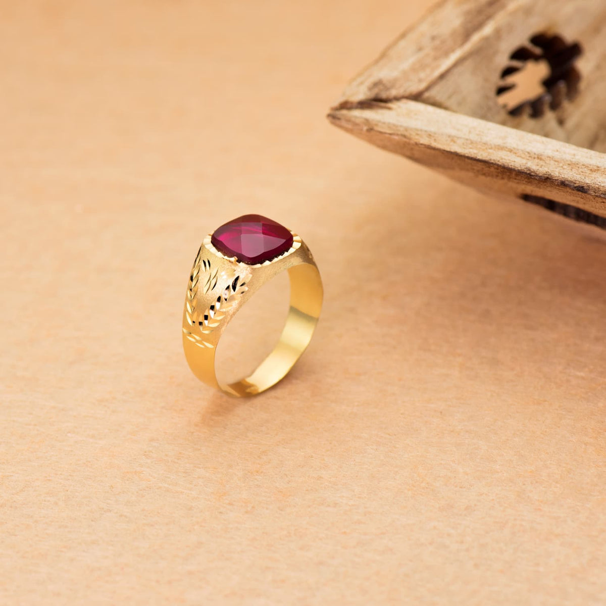 Sello con Piedra Rubí Spinel 9 x 9 mm Lateral Tallado de oro amarillo 9K