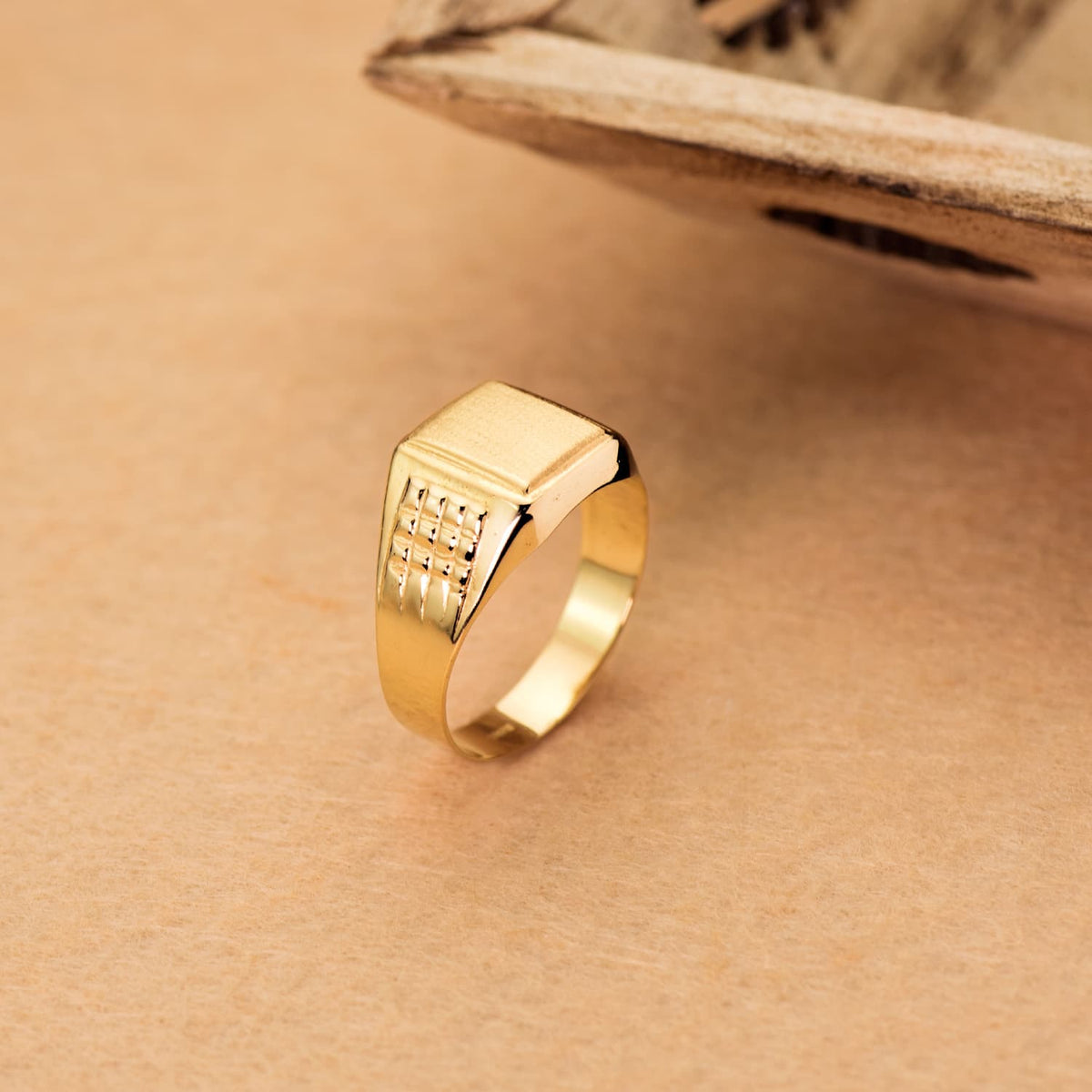 Sello Caballero Hueco Lateral Brillo. Zona Grabado: 10 x 9 mm de oro amarillo 18K