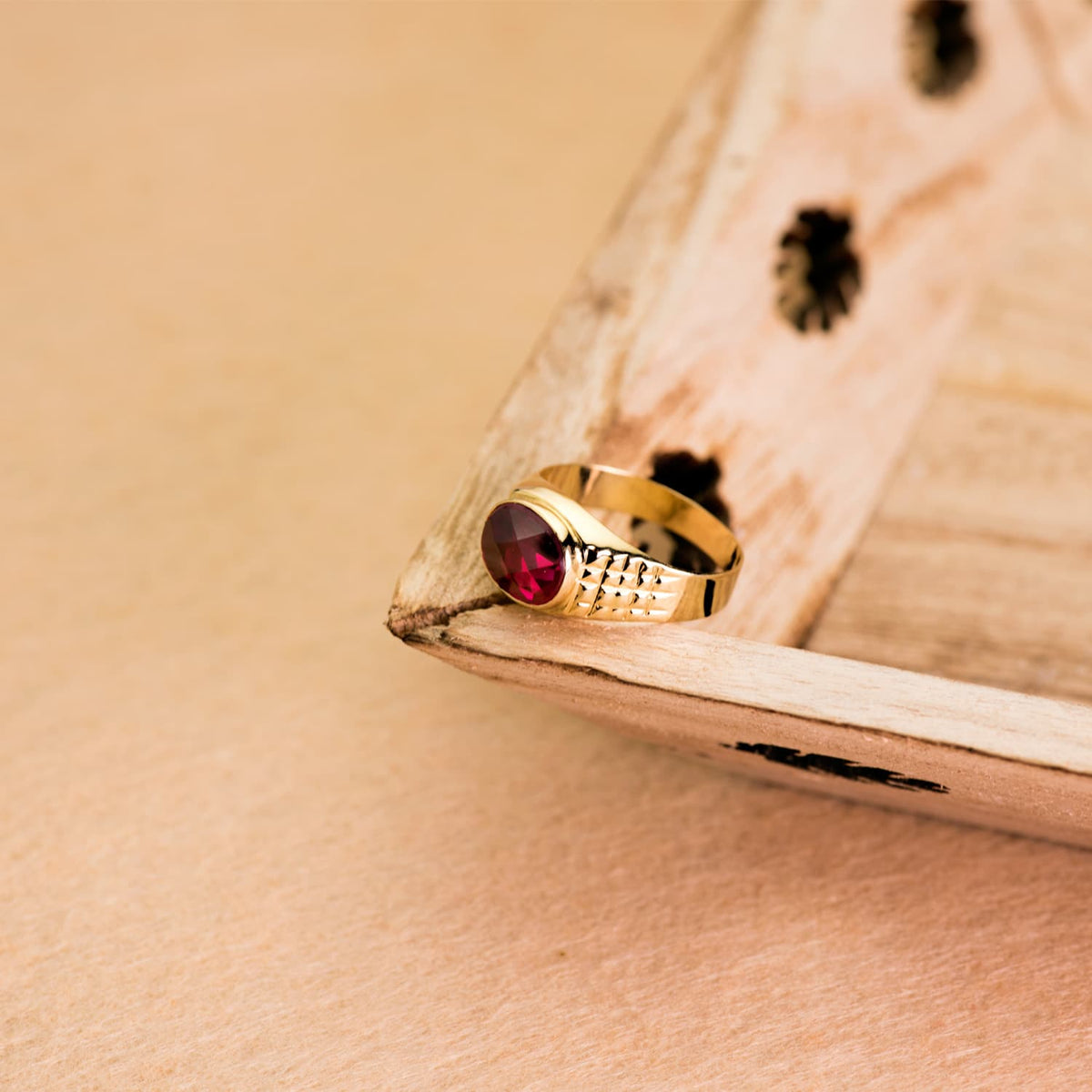 Sello con Piedra Rubí Spinel 10 x 8 mm Lateral Tallado de oro amarillo 18K