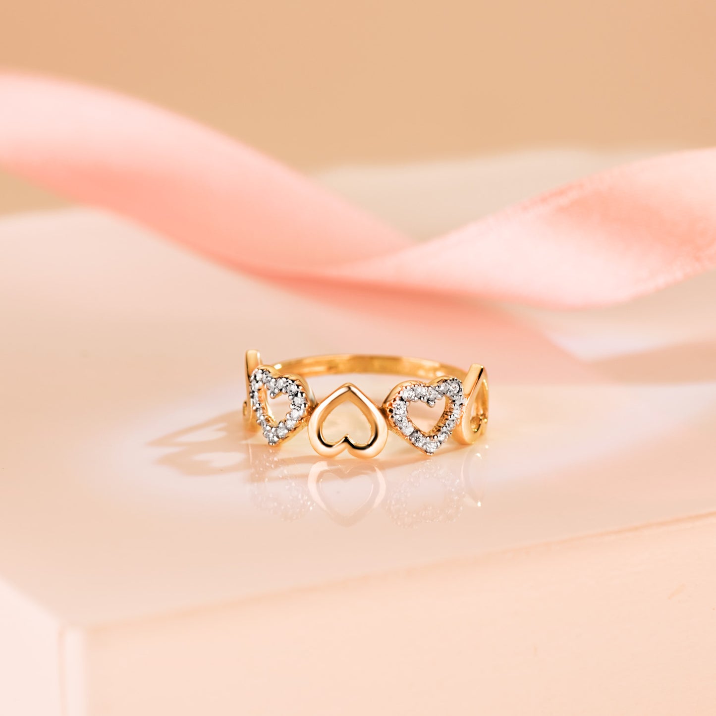 9K SORTIJA ORO BICOLOR CINCO CORAZONES LISOS Y CON CIRCONITAS. ANCHO: 7 MM