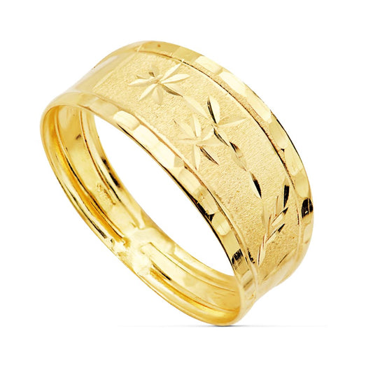 18K SORTIJA ORO AMARILLO MATIZADA CON FLORES TALLADAS Y BORDES TALLADOS. ANCHO 9 MM