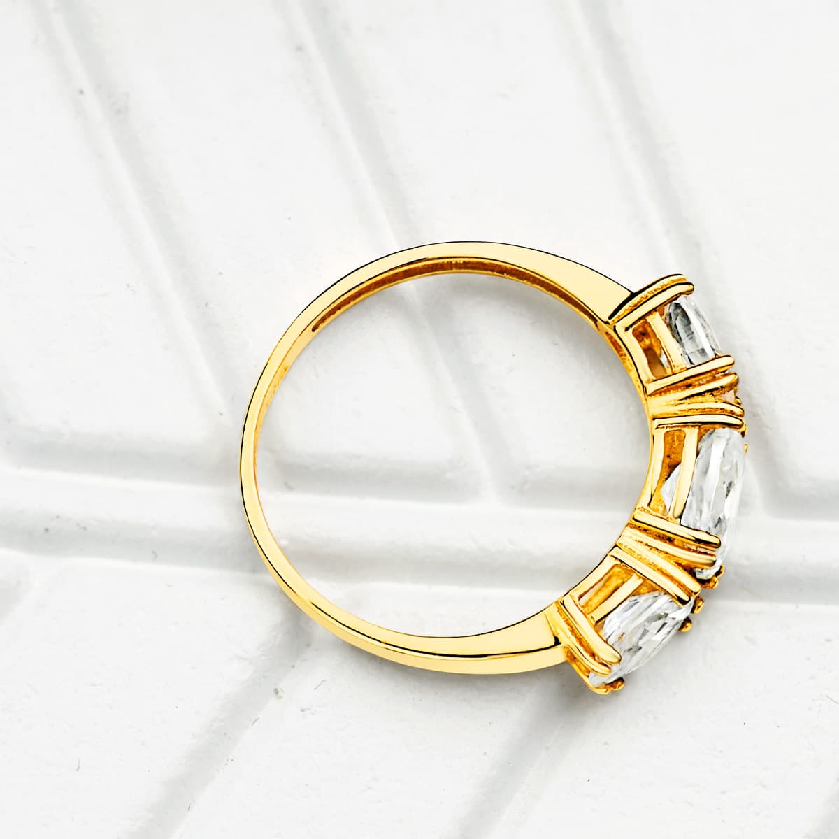 Sortija 3 Circonita Talla Oval 7 x 5 mm Ancho 2,2 mm de oro amarillo 18K