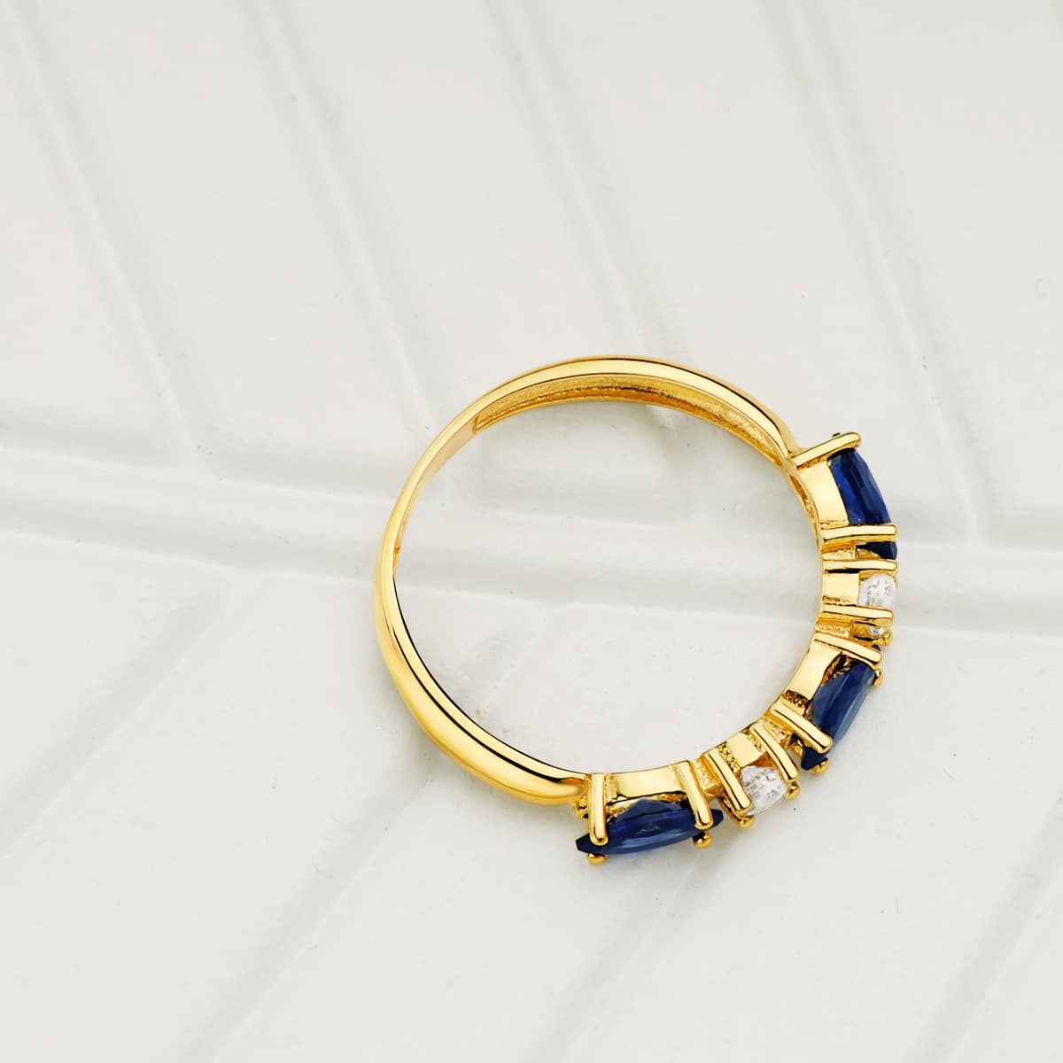 Sortija 3 Circonita Rojas Talla Marquise Ancho 3 mm de oro amarillo 18K