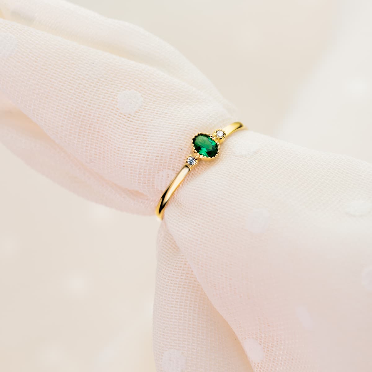 Sortija Piedra Verde y Circonita 4 x 3 mm Ancho Cuerpo 1,2 mm de oro amarillo 18K