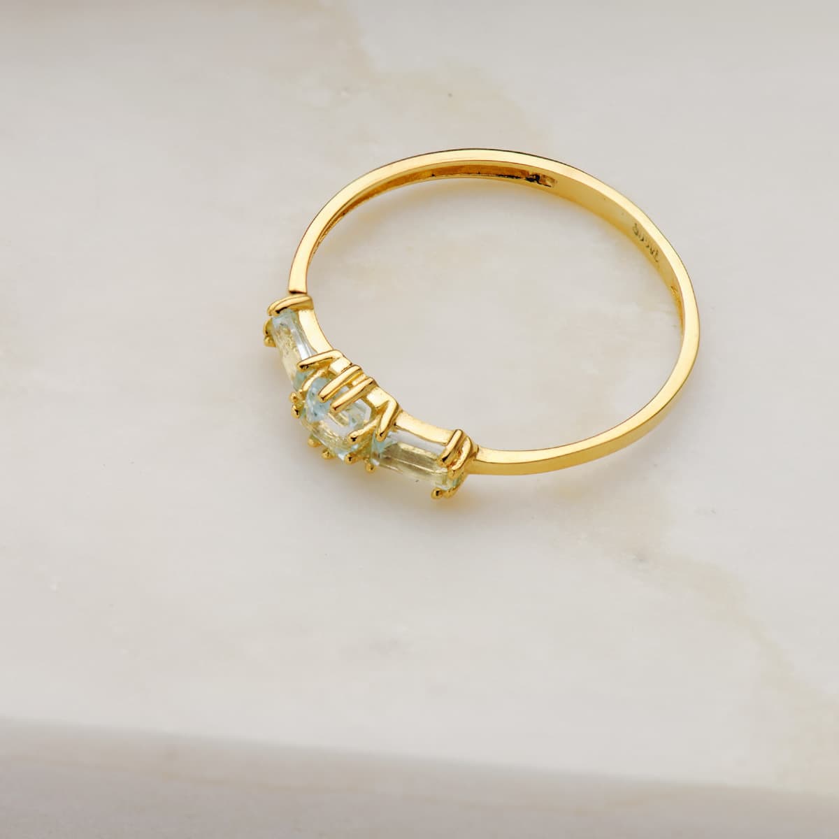 Sortija Topacio Azul Natural Talla Cuadrada y Baguette de oro amarillo 18K
