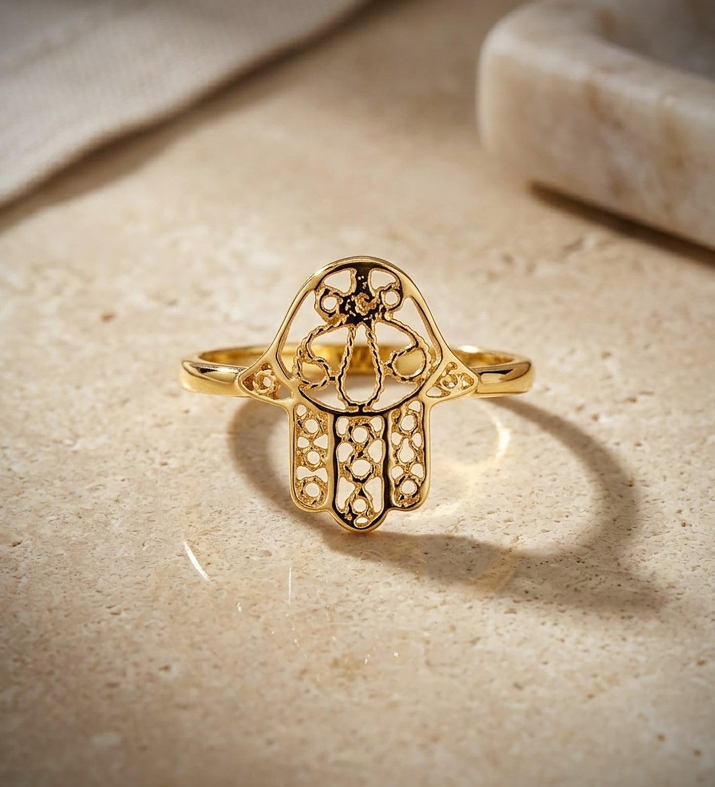 18K SORTIJA ORO AMARILLO MANO DE FATIMA CALADA. MEDIDA: 12X10 MM