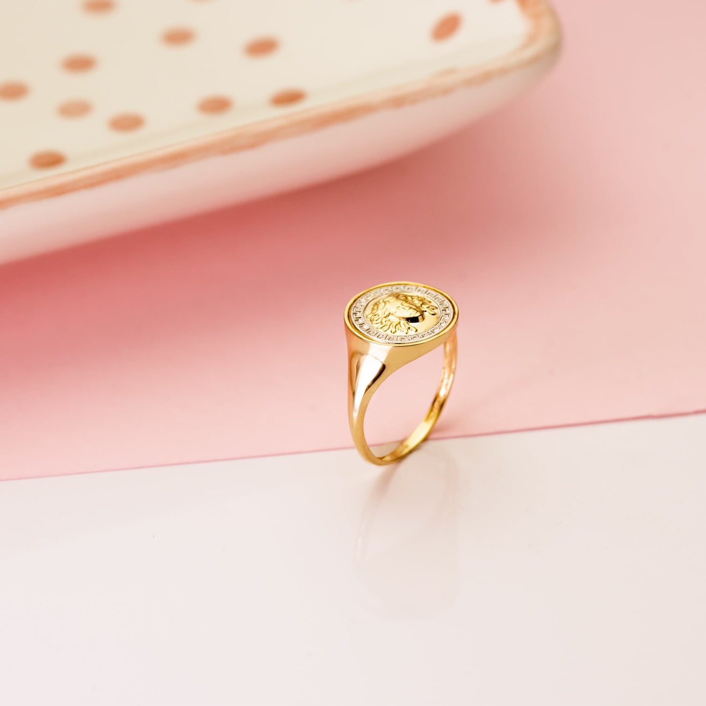 18K SORTIJA ORO BICOLOR BRILLO CON MEDUSA Y GRECA REDONDA 12 MM