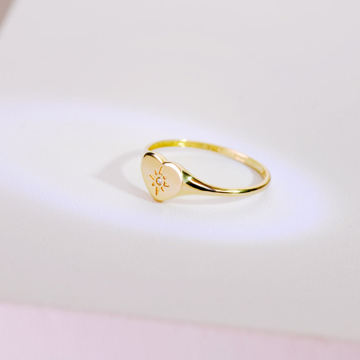 Sello Mujer Cabeza Corazon con Circonita 9 x 7 mm C. Amor de oro amarillo 18K