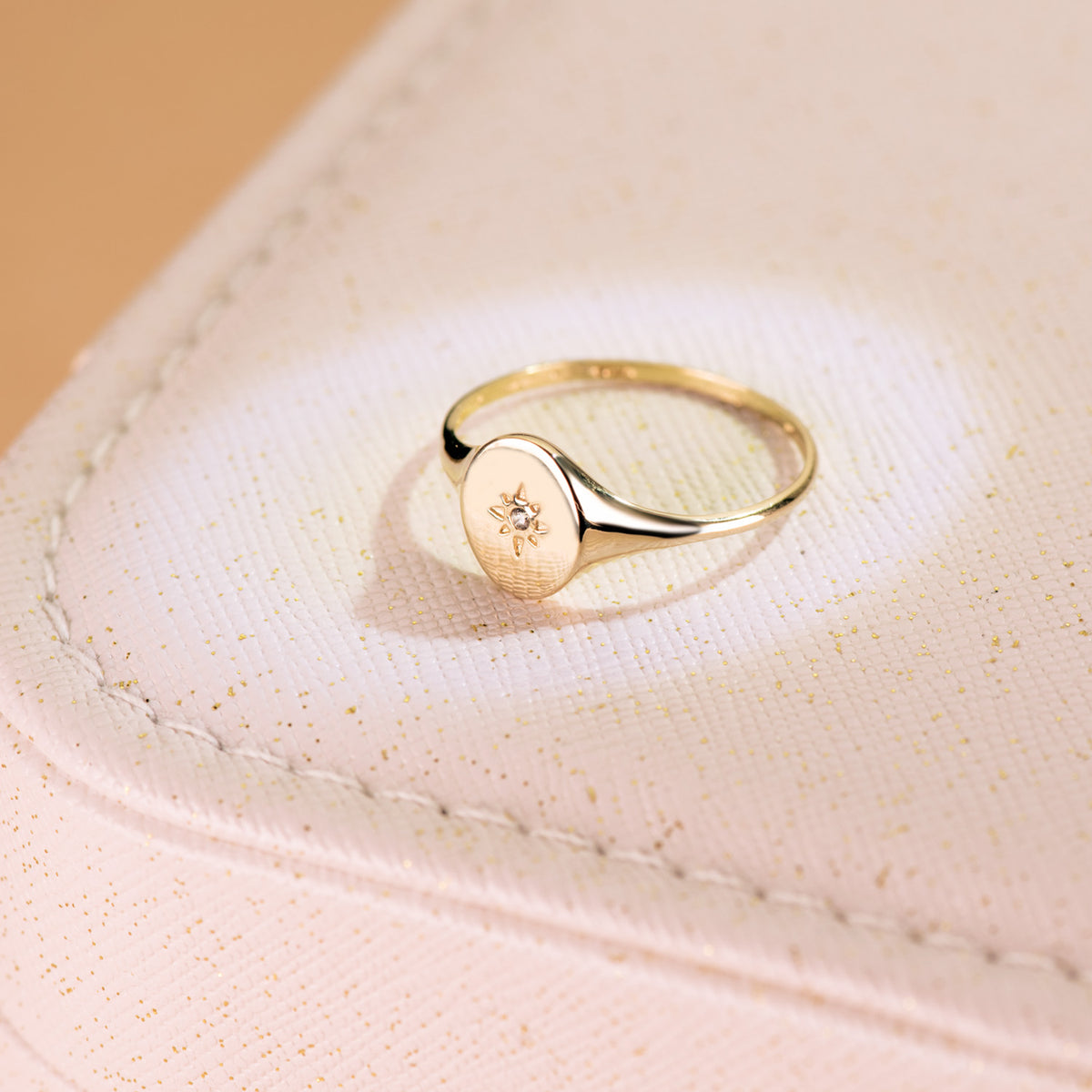 Sello Mujer Cabeza Oval con Circonita 9 x 8 mm de oro amarillo 18K