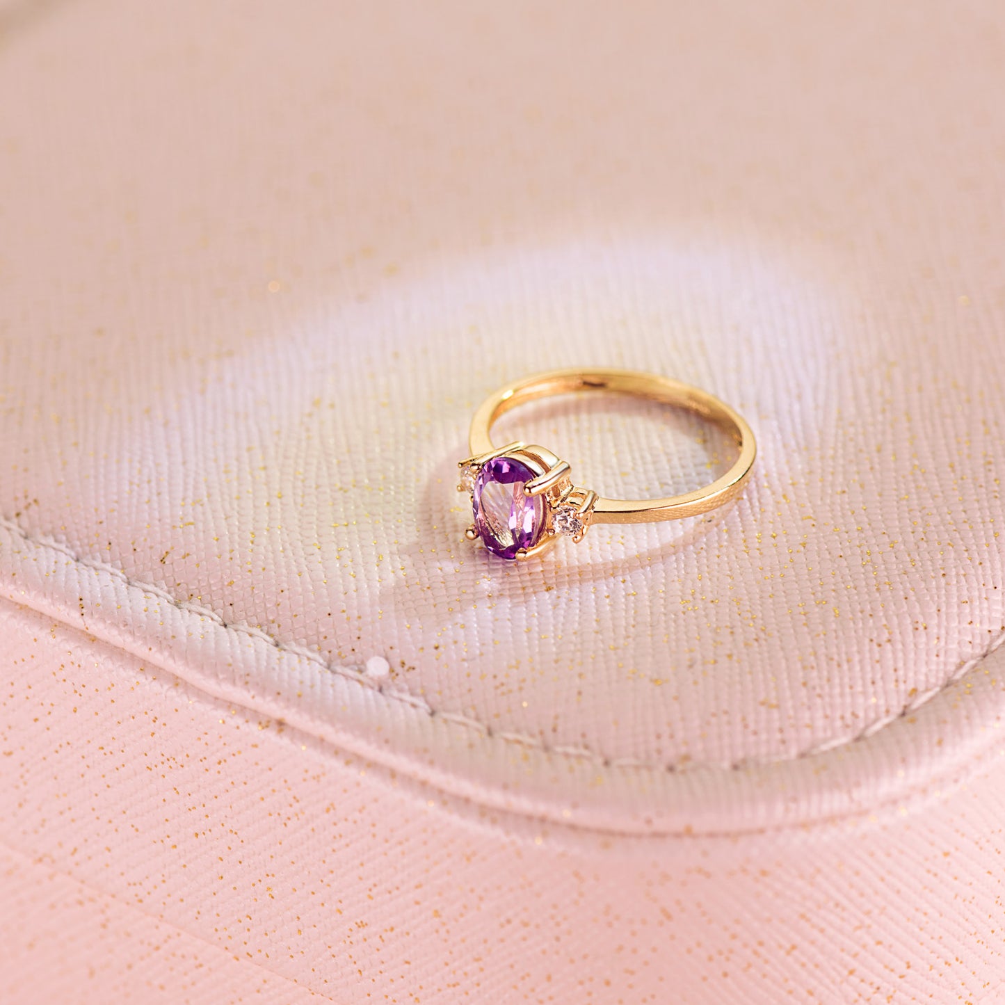 18K SORTIJA ORO AMARILLO PIEDRA AMATISTA 7 X 5MM Y CIRCONITA LATERALES