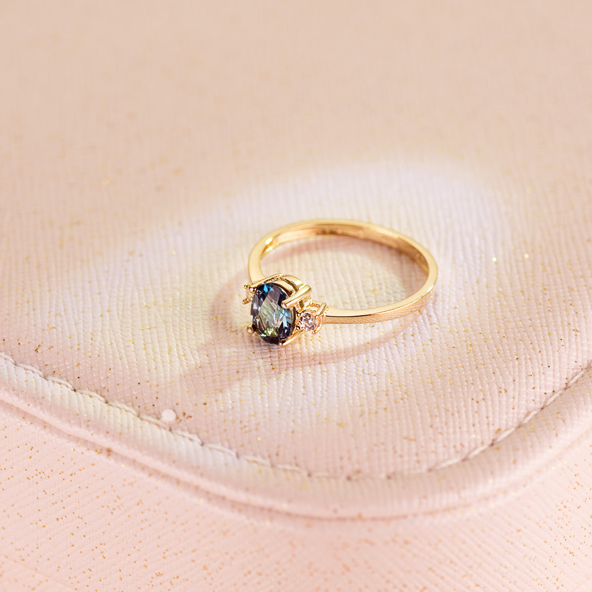 Sortija Piedra Azul Blue London 7 x 5 mm y Circonita Laterales de oro amarillo 18K