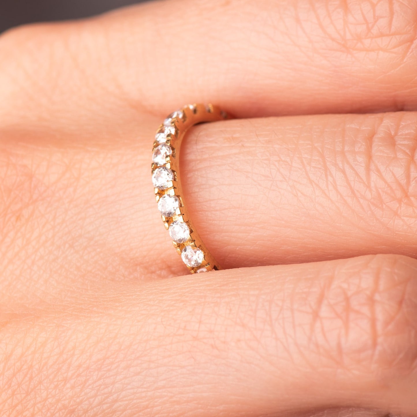 18K ALIANZA ORO AMARILLO CIRCONITAS BLANCAS GARRAS. ANCHO CUERPO: 2,5 MM