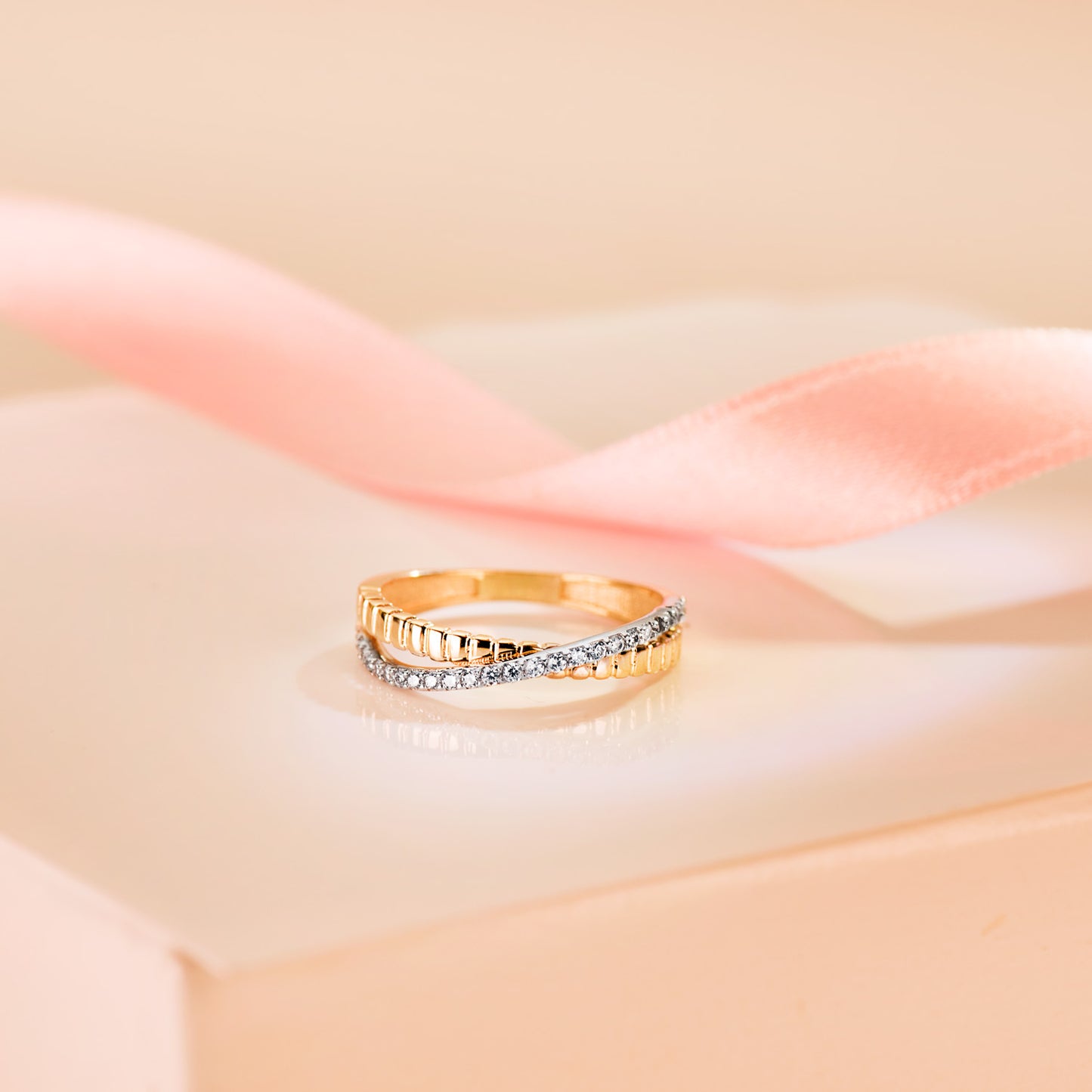 18K SORTIJA ORO BICOLOR ESTRIADO BANDA CON CIRCONITAS. ANCHO: 3MM