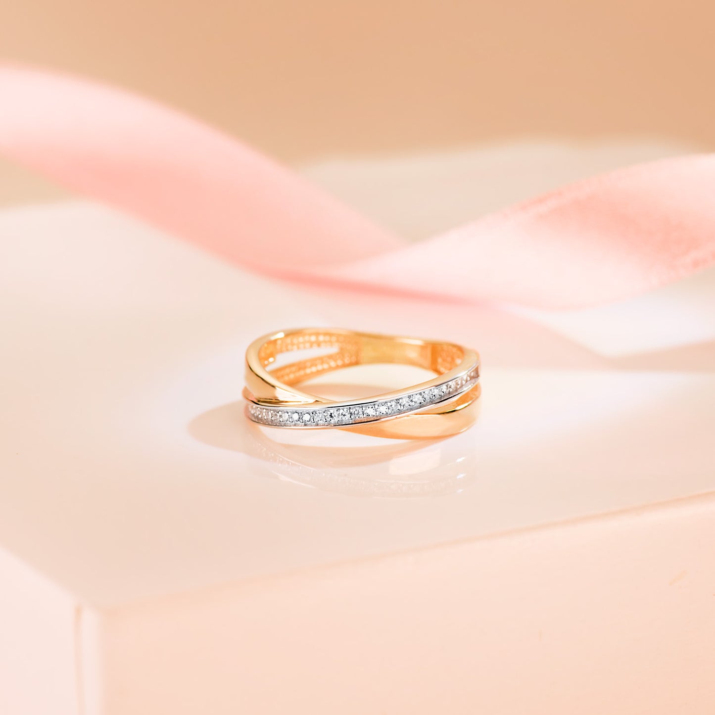 18K SORTIJA ORO BICOLOR BANDA CRUZADA CON CIRCONITAS. ANCHO: 4MM